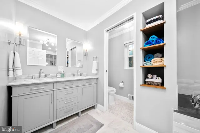a view of a livingroom with furniture and windows