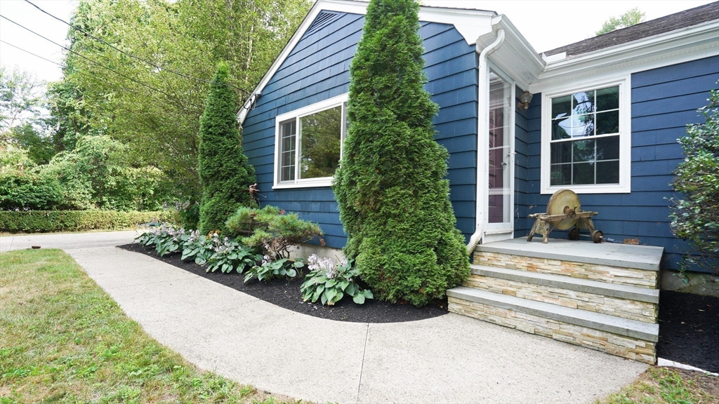 463 Ledge Road Seekonk, MA 02771 - Photo 4 of 40 Gallery Image 4