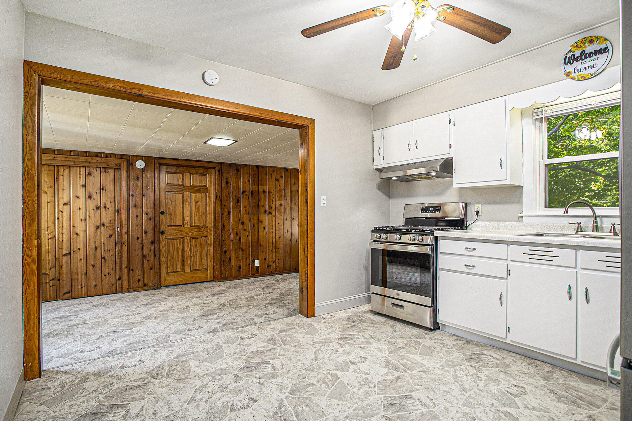 515 Maple Ridge Albion, MI 49224 - Photo 6 of 24 007_515_maple_ridge_albion_mi_49224_15_o