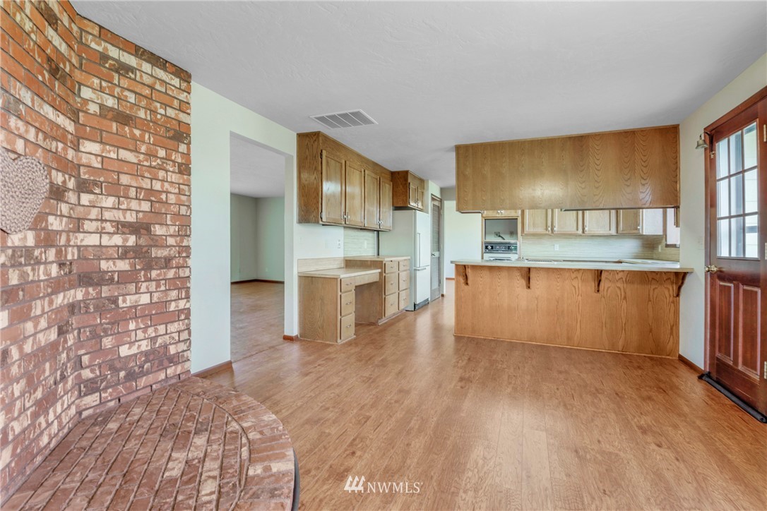 433 Curtis Hill Road Chehalis, WA 98532 - Photo 11 of 22 a view of kitchen with wooden floor