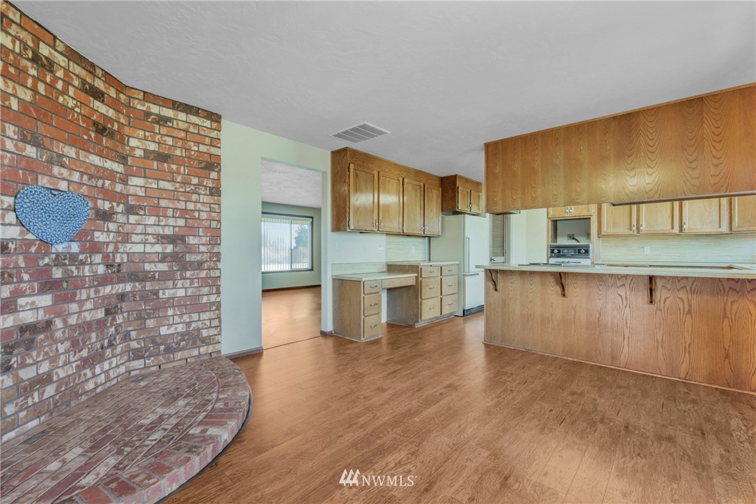 433 Curtis Hill Road Chehalis, WA 98532 - Photo 12 of 22 a view of kitchen with furniture and wooden floor