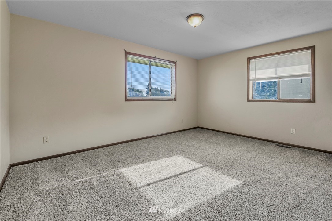 433 Curtis Hill Road Chehalis, WA 98532 - Photo 18 of 22 an empty room with windows