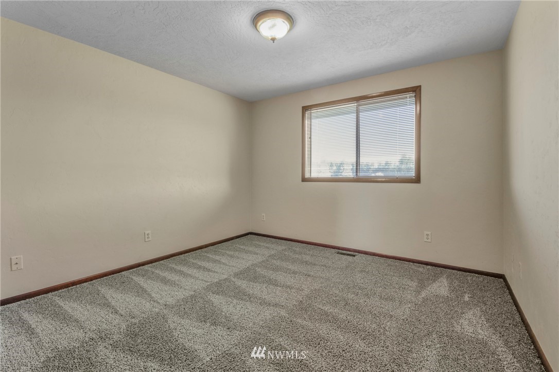 433 Curtis Hill Road Chehalis, WA 98532 - Photo 19 of 22 an empty room with a window
