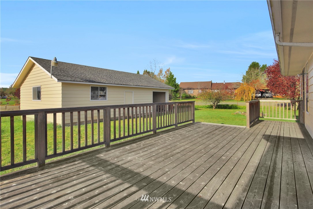 433 Curtis Hill Road Chehalis, WA 98532 - Photo 4 of 22 a view of a house with wooden floor next to a yard