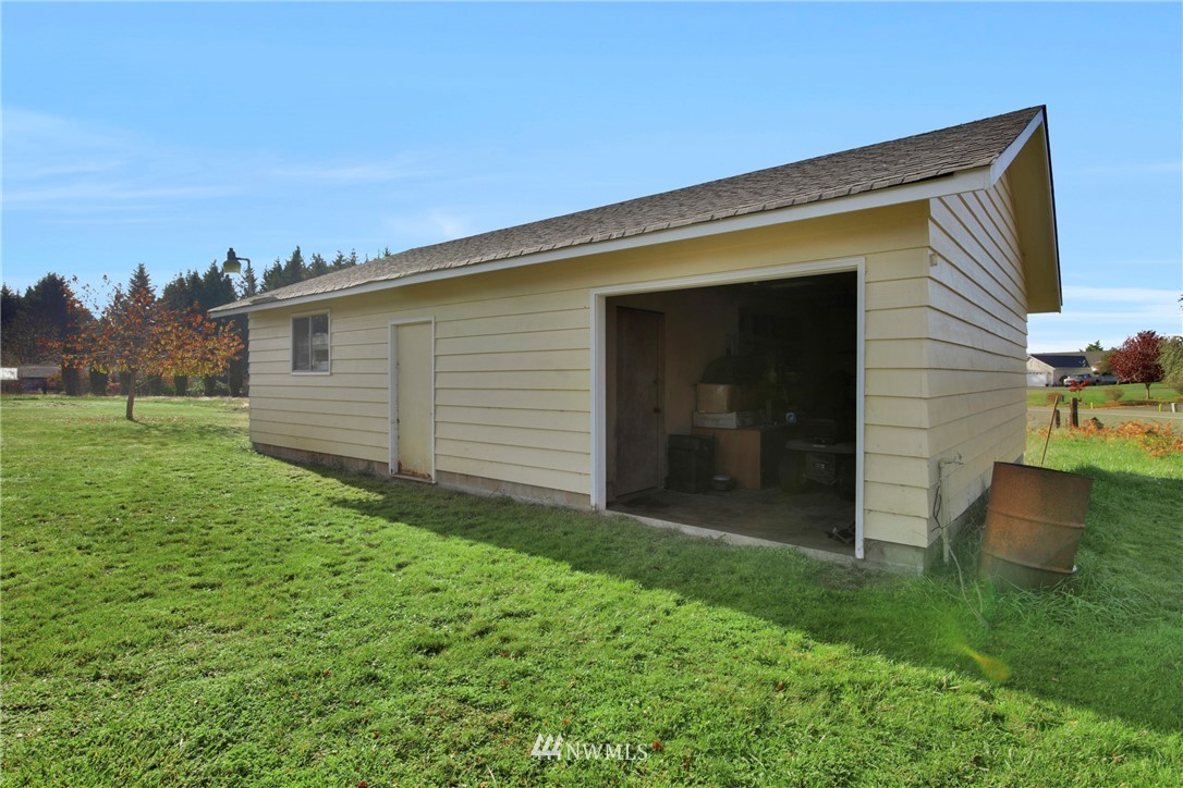 433 Curtis Hill Road Chehalis, WA 98532 - Photo 5 of 22 a view of a backyard with potted plants