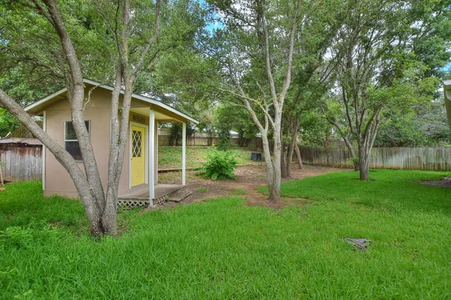 a view of a house with backyard and a garden