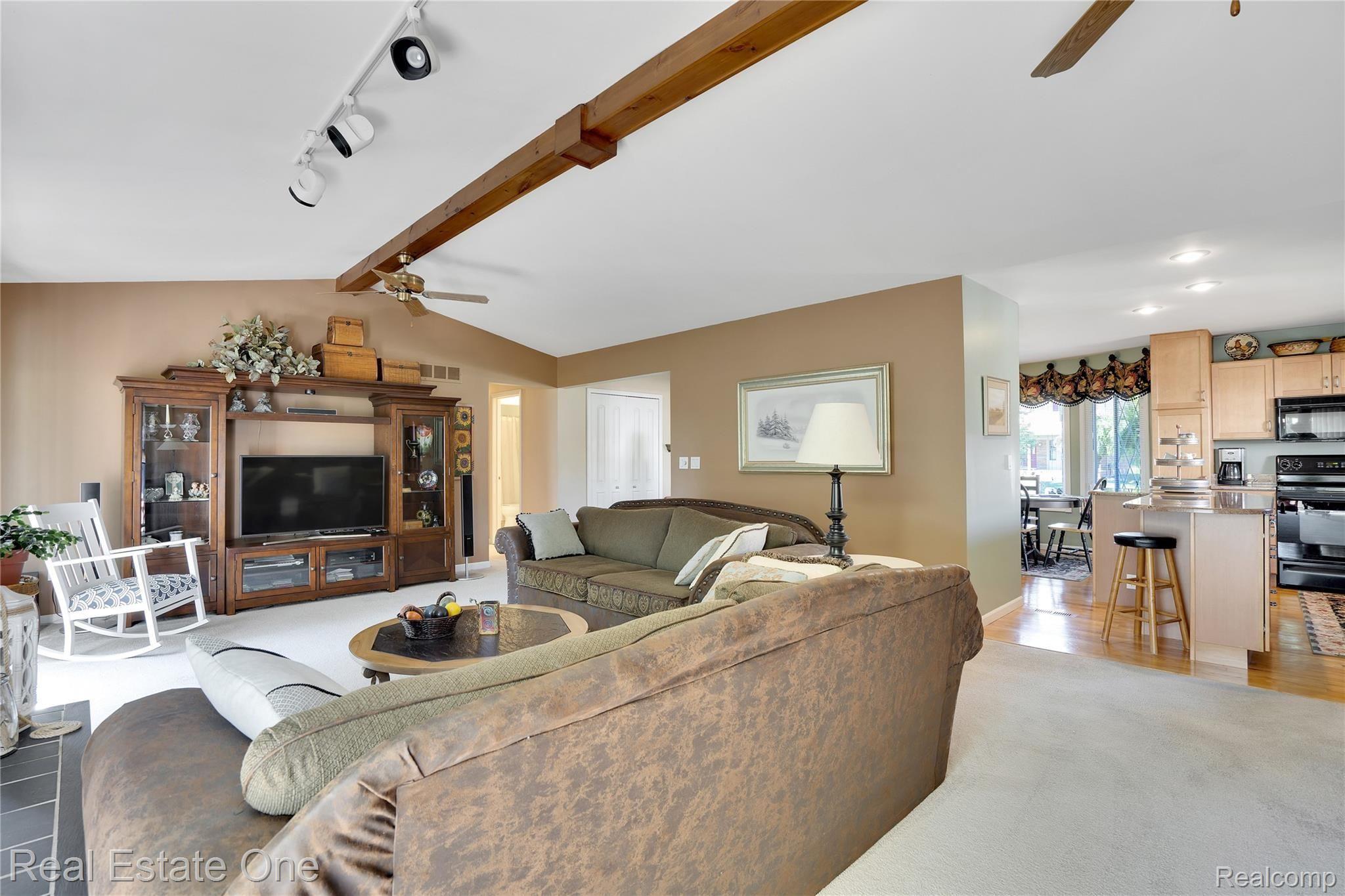 663 Lockport Road Rochester, MI 48307 - Photo 13 of 31 DSC03256.jpg