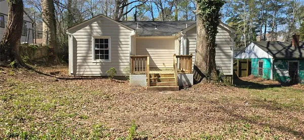 a view of a house with a yard