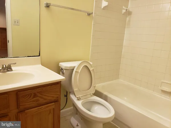 $2,500 | 18022 Royal Bonnet Circle, Montgomery Village, MD 20886