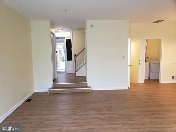 $2,500 | 18022 Royal Bonnet Circle, Montgomery Village, MD 20886