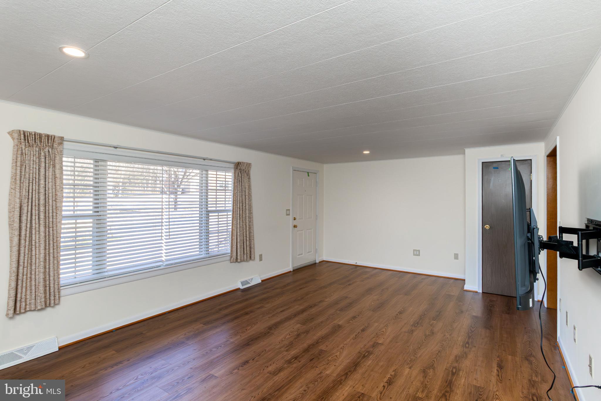 921 Palmer Road Fort Washington, MD 20744 - Photo 4 of 25 Bright and airy living space with natural light.
