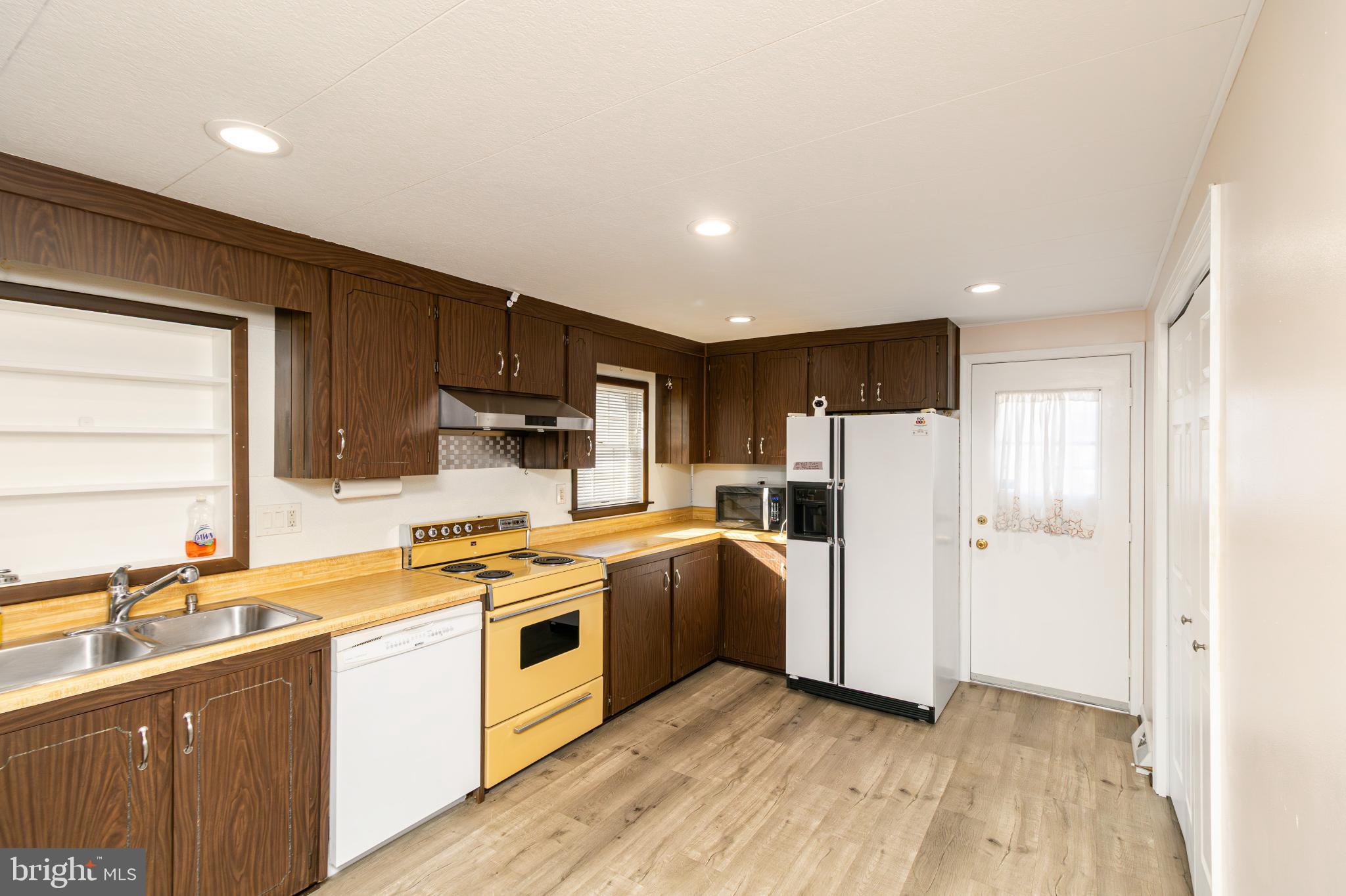 921 Palmer Road Fort Washington, MD 20744 - Photo 5 of 25 Charming kitchen with modern amenities.
