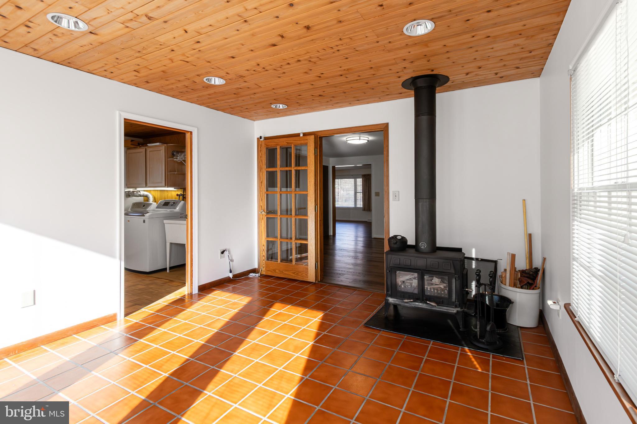 921 Palmer Road Fort Washington, MD 20744 - Photo 10 of 25 Cozy sunlit space with rustic charm.