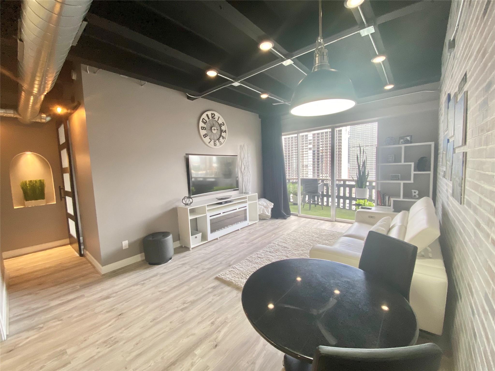 2016 Main Street, Unit 1715 Houston, TX 77002 - Photo 11 of 31 Dining/living area