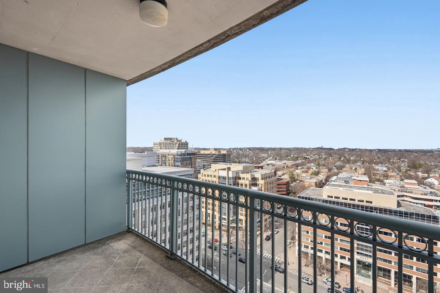 851 North Glebe Road, Unit 1914 Arlington, VA 22203 - Photo 15 of 38 a view of city from balcony