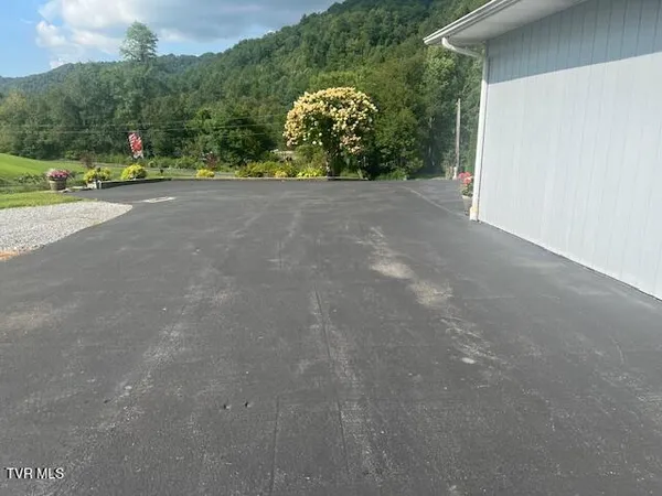 $694,000 | 121 Elisha Garland Road, Roan Mountain, TN 37687
