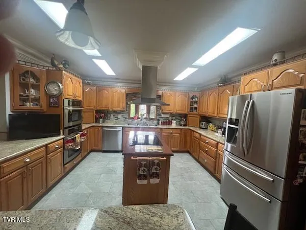 $694,000 | 121 Elisha Garland Road, Roan Mountain, TN 37687