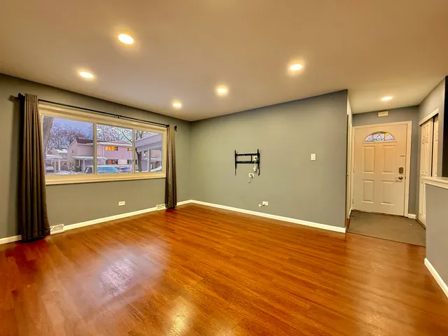 $389,900 | 9416 Meadow Lane, Des Plaines, IL 60016