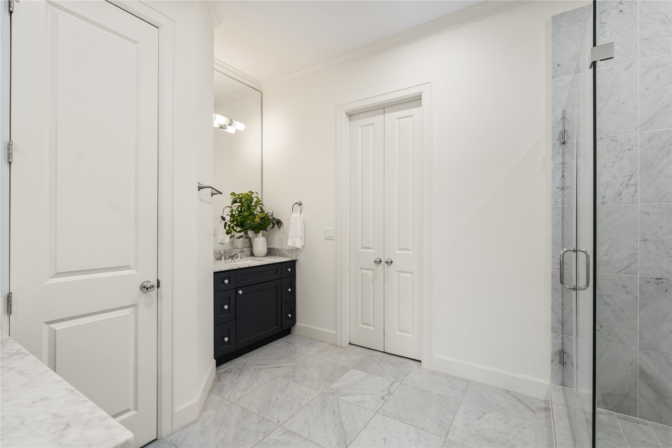 908 Thompson Street Houston, TX 77007 - Photo 23 of 45 This angle showcases the separate dual vanity.