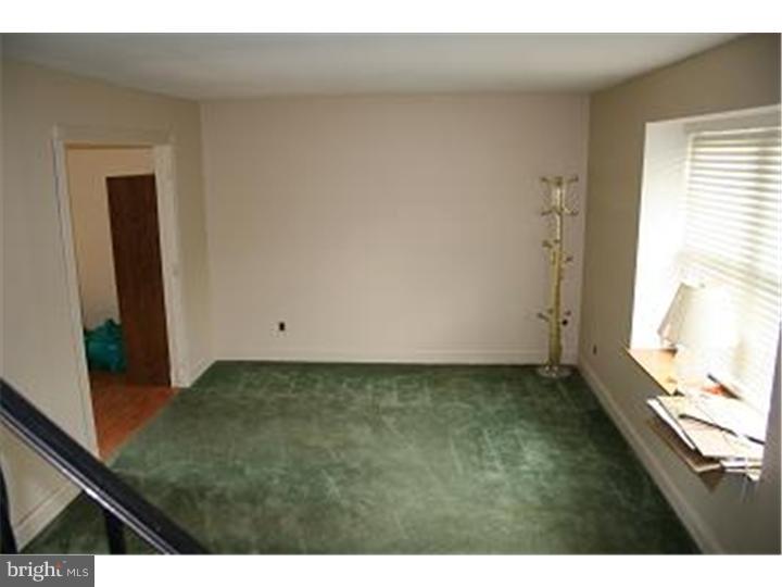 33 Briar Creek Road Sicklerville, NJ 08081 - Photo 2 of 14 Living Room