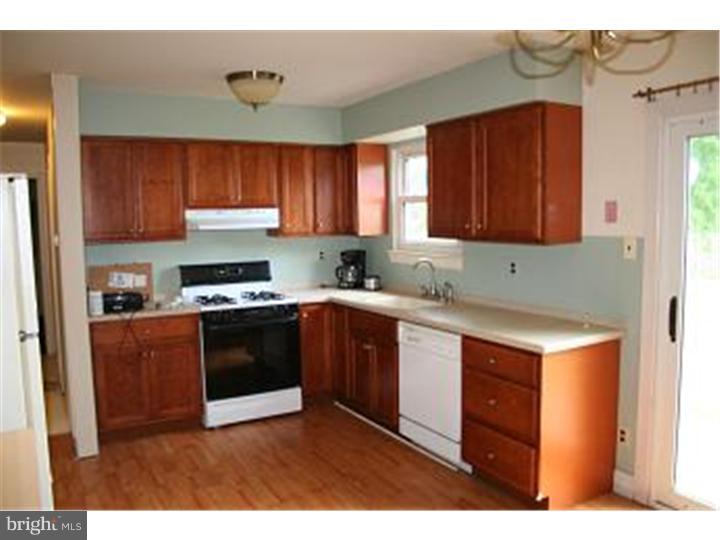 33 Briar Creek Road Sicklerville, NJ 08081 - Photo 8 of 14 Kitchen