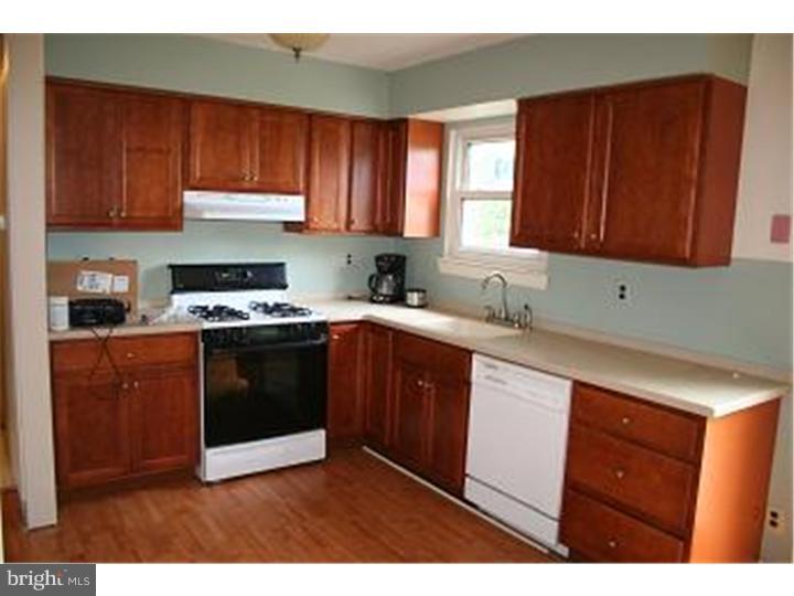 33 Briar Creek Road Sicklerville, NJ 08081 - Photo 9 of 14 Kitchen