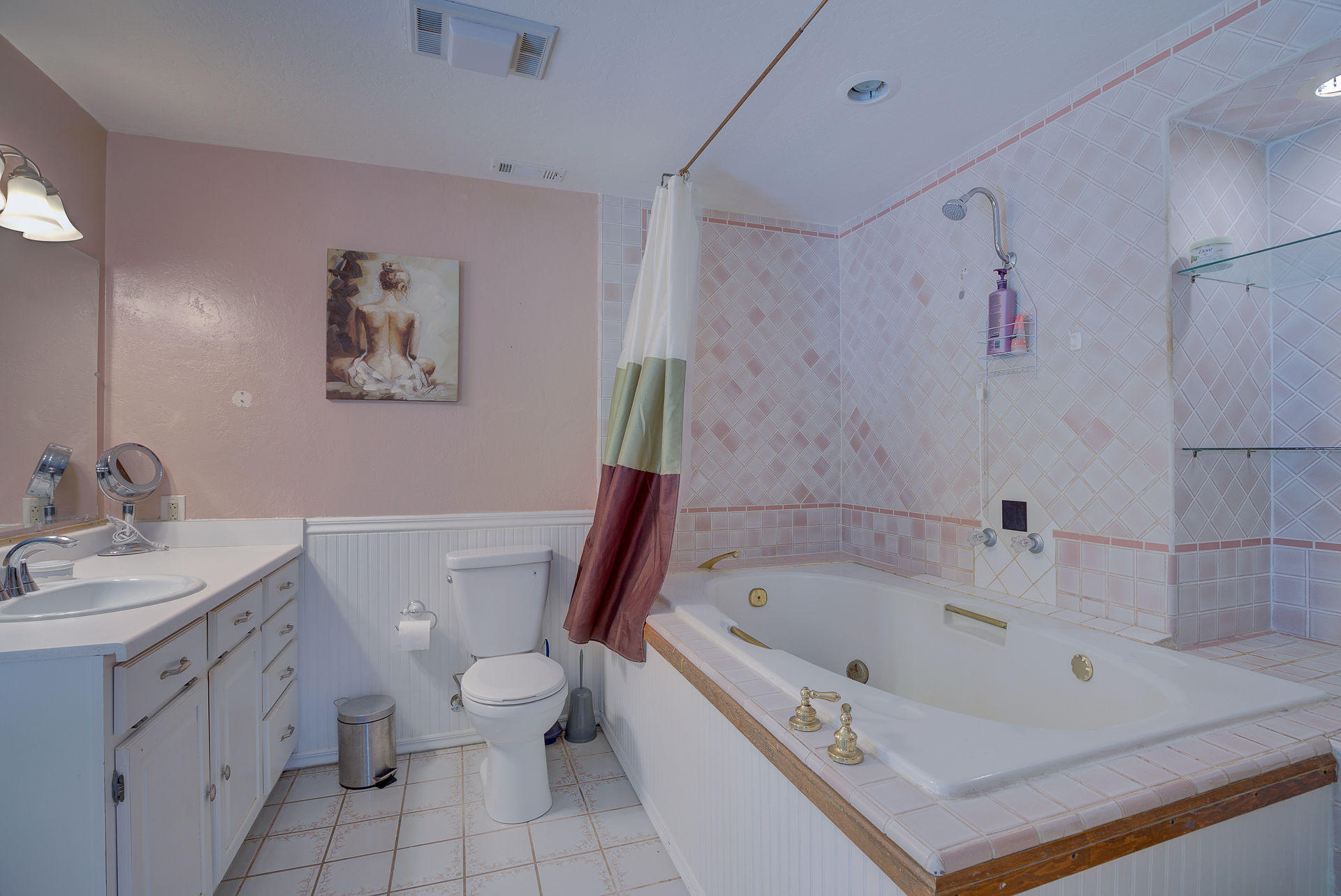 12814 Williamson Road Redding, CA 96003 - Photo 15 of 39 a bathroom with a sink a toilet and a bathtub