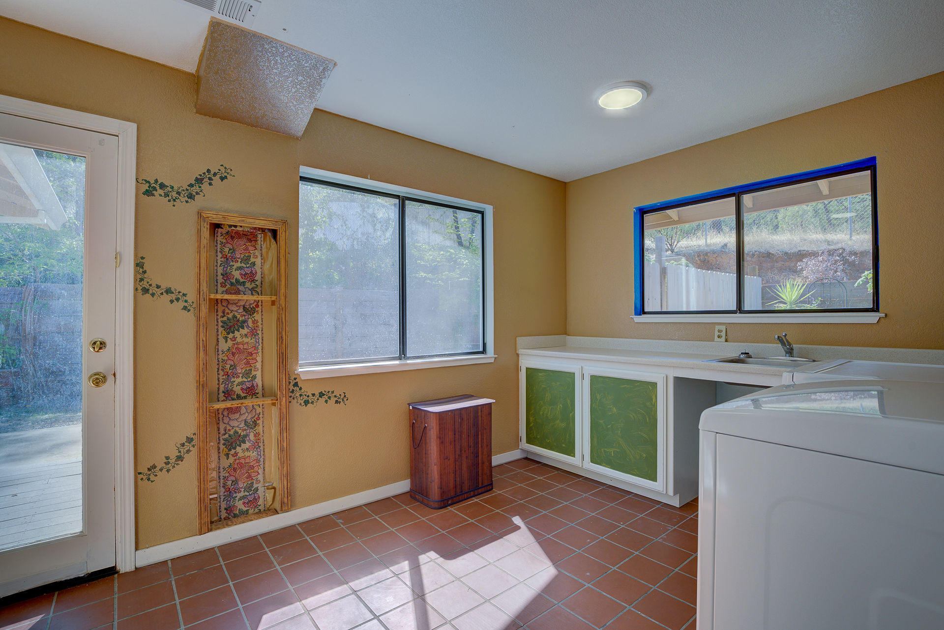 12814 Williamson Road Redding, CA 96003 - Photo 23 of 39 a room that has a dresser and a window in it
