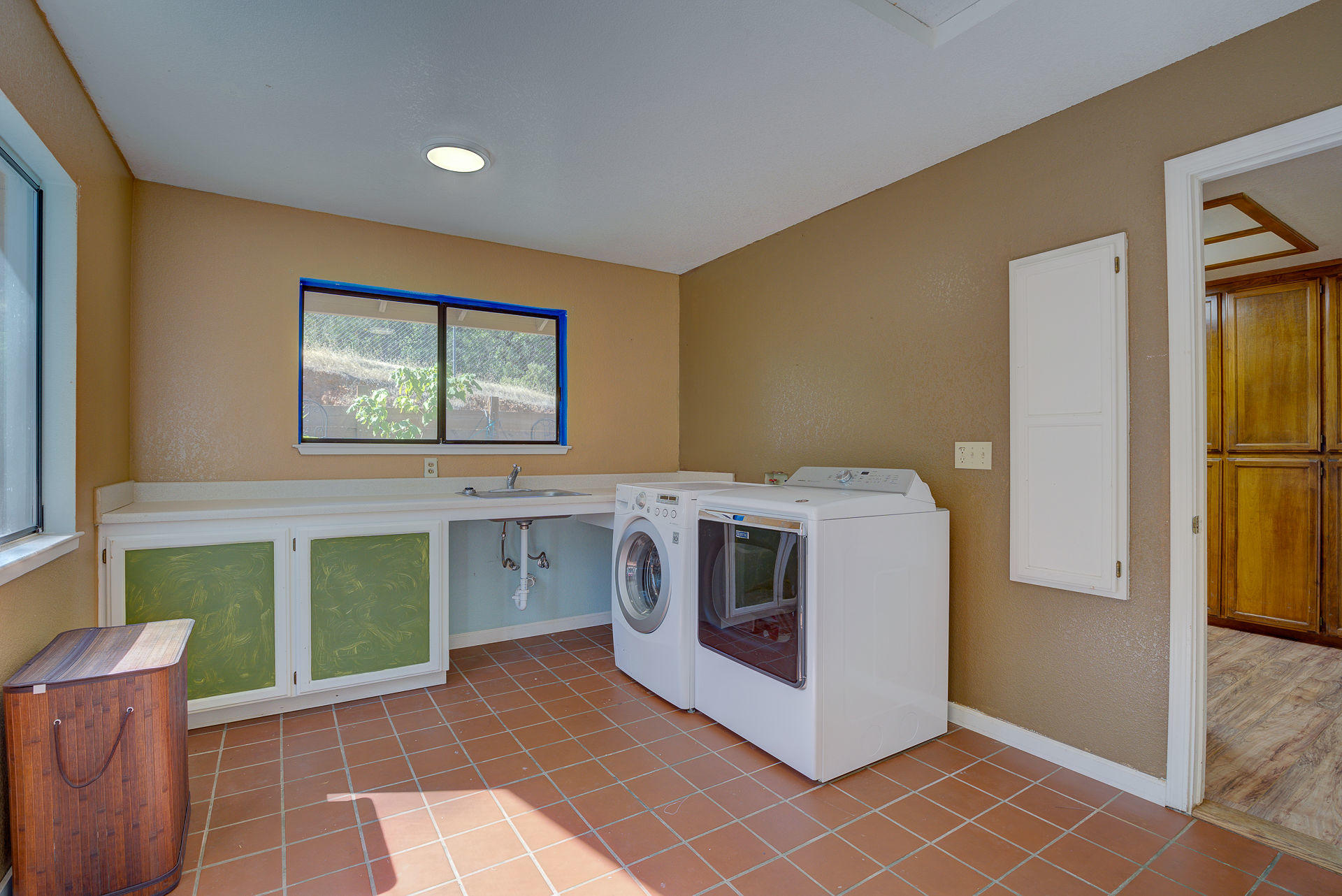 12814 Williamson Road Redding, CA 96003 - Photo 24 of 39 a utility room with dryer and washer