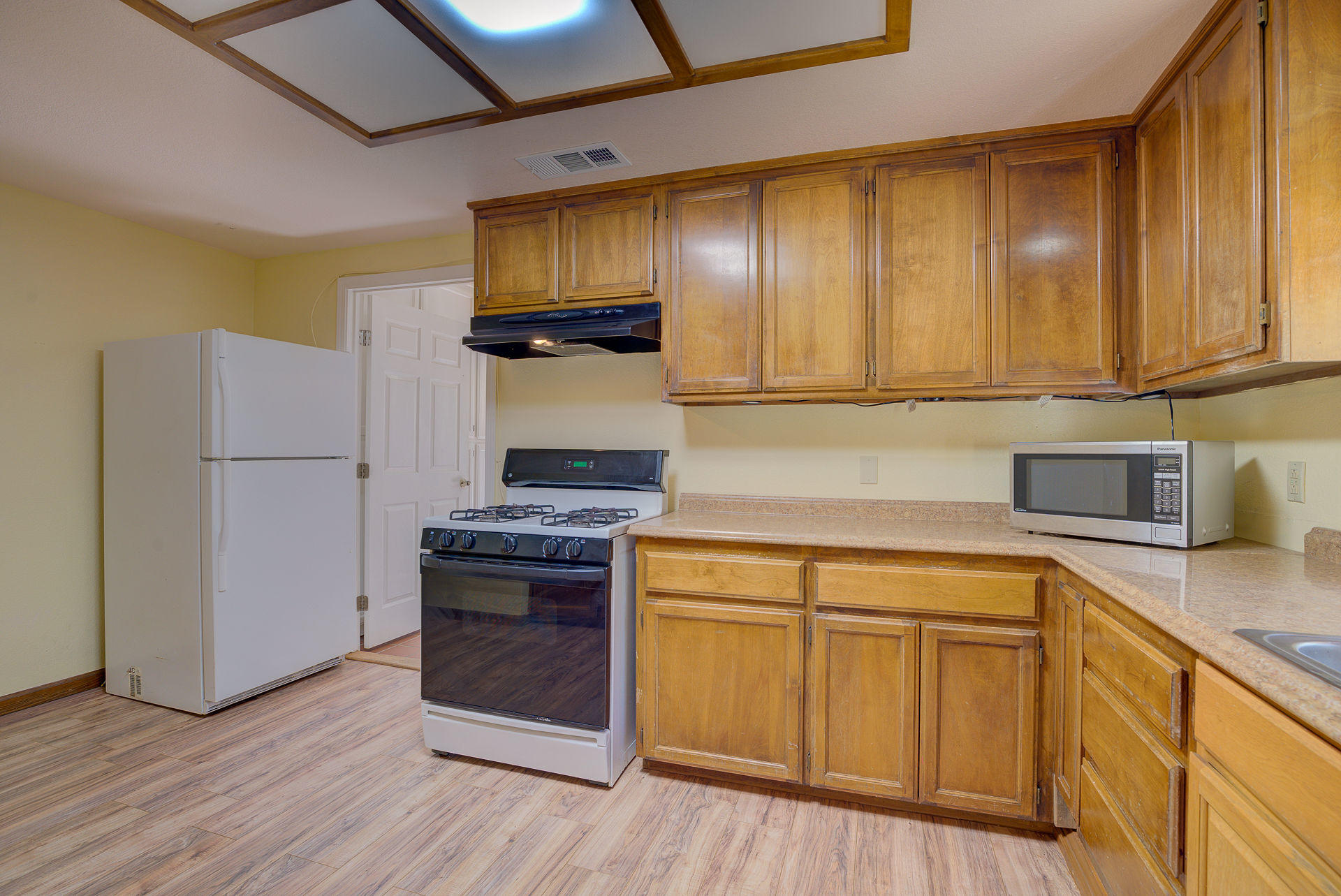 12814 Williamson Road Redding, CA 96003 - Photo 26 of 39 a kitchen with a stove a refrigerator and a sink