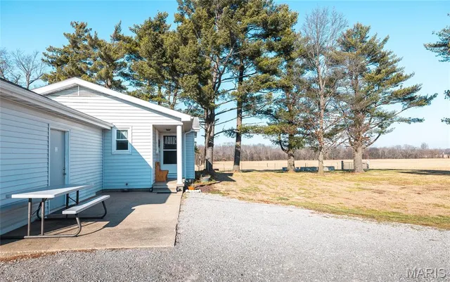 $295,000 | 1740 Brier Creek Road, Harrisburg, IL 62946
