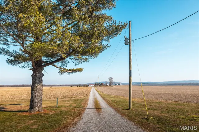 $295,000 | 1740 Brier Creek Road, Harrisburg, IL 62946