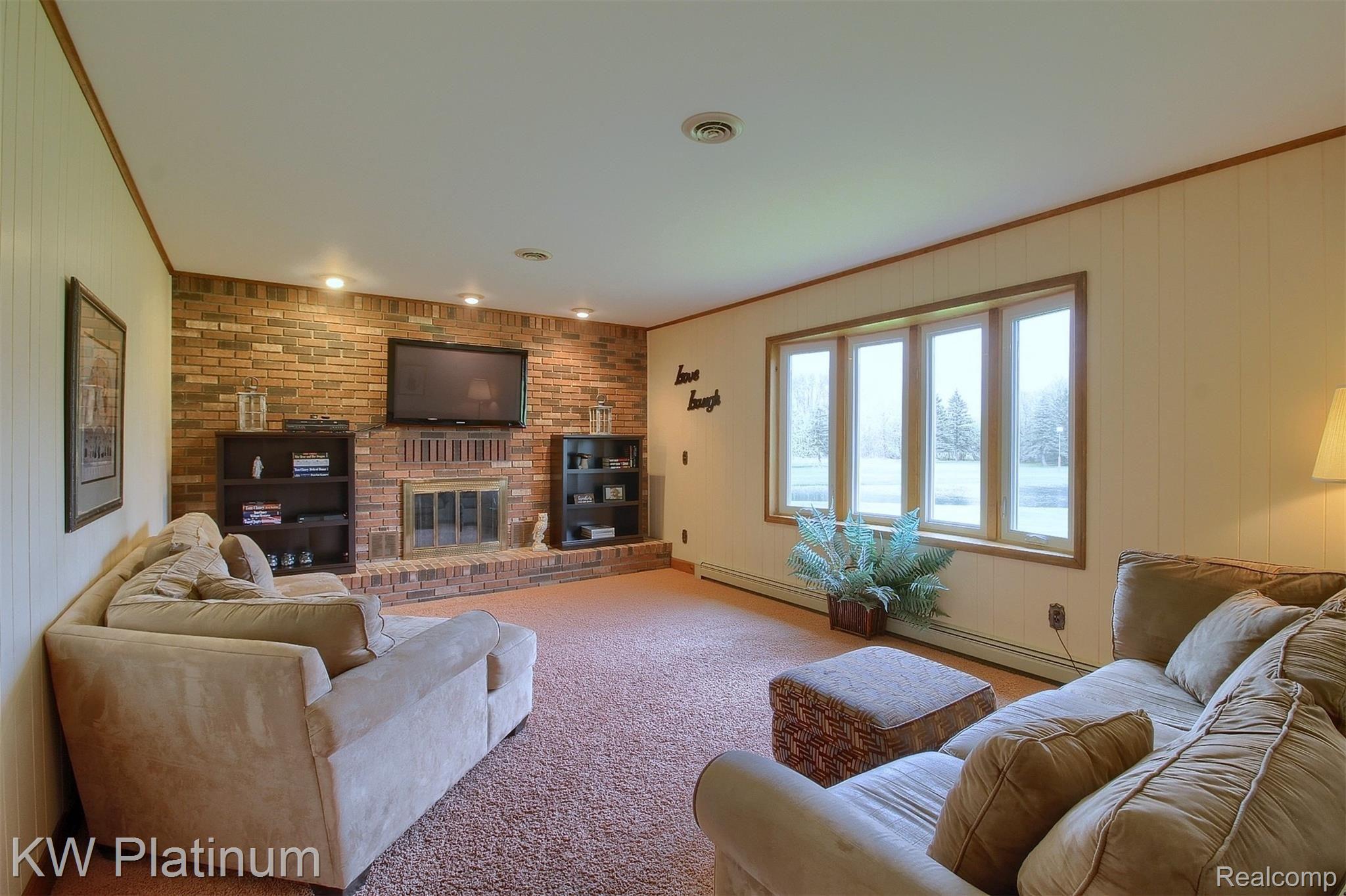 21100 Pratt Road Armada, MI 48005 - Photo 11 of 41 11-Family Room.jpg