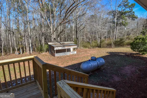 a view of a house with backyard