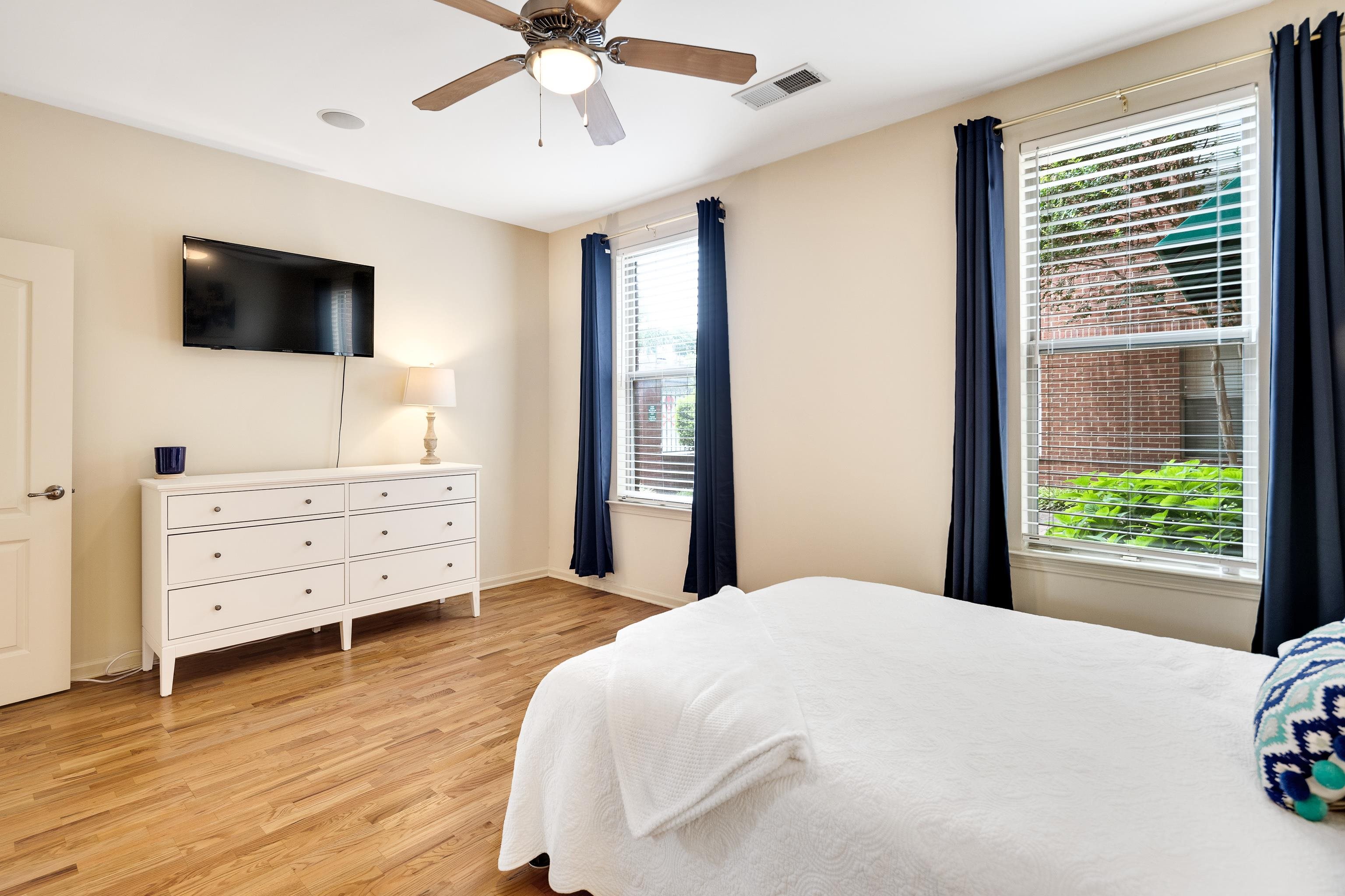 600 South Main Street, Unit 101 Memphis, TN 38103 - Photo 20 of 35 a bedroom with a bed and wooden floor