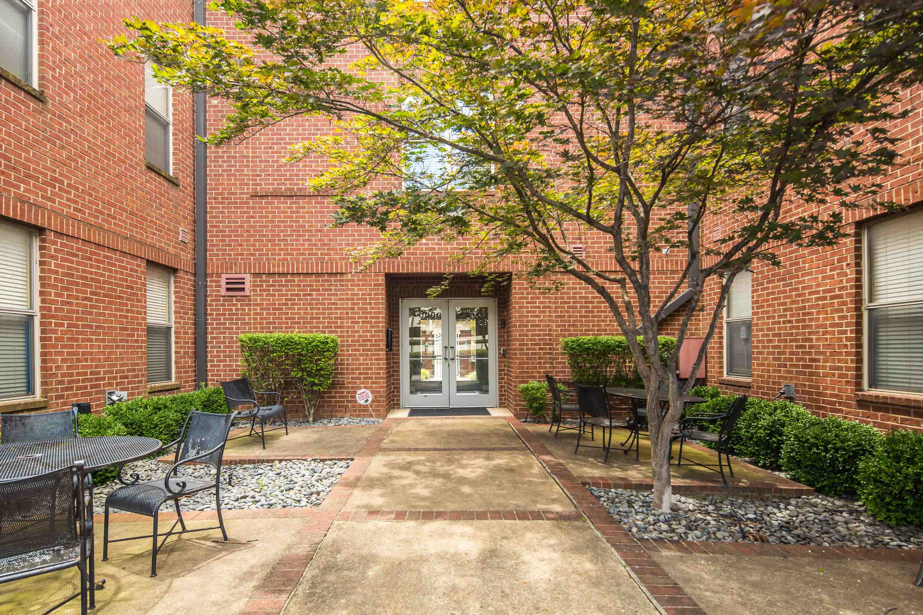 600 South Main Street, Unit 101 Memphis, TN 38103 - Photo 26 of 35 a front view of a house with garden