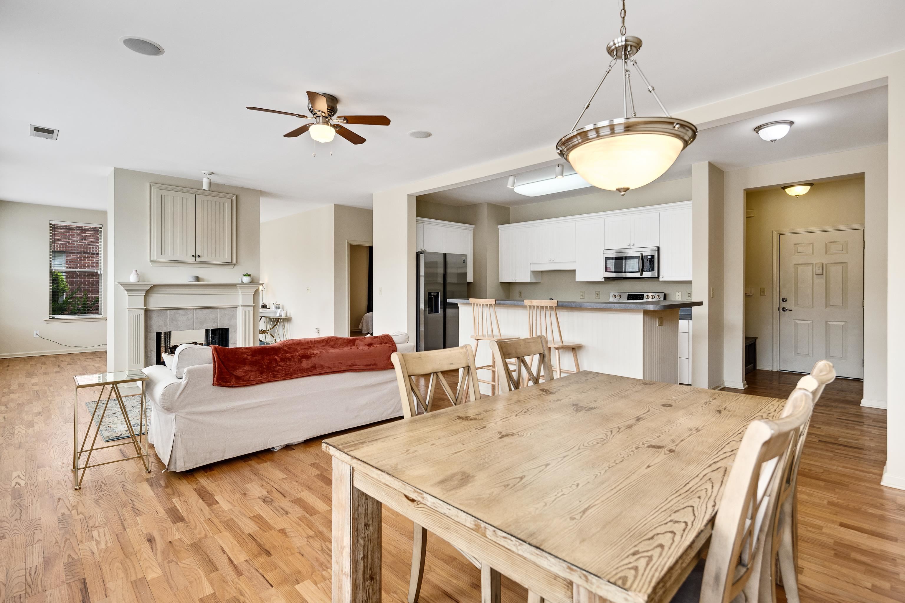 600 South Main Street, Unit 101 Memphis, TN 38103 - Photo 9 of 35 a living room with furniture kitchen and a table