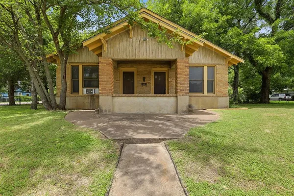 $1,350 | 710 South Wilhite Street, Cleburne, TX 76031