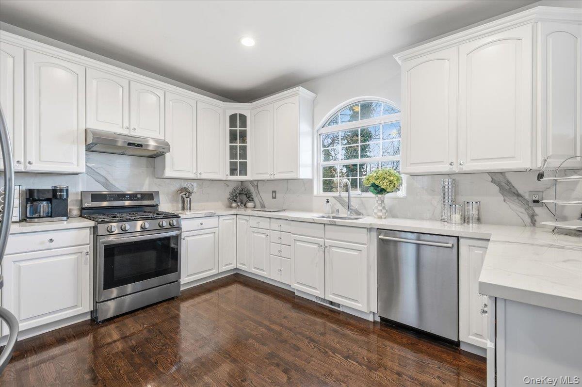 24 Ridge Court Hauppauge, NY 11788 - Photo 10 of 37