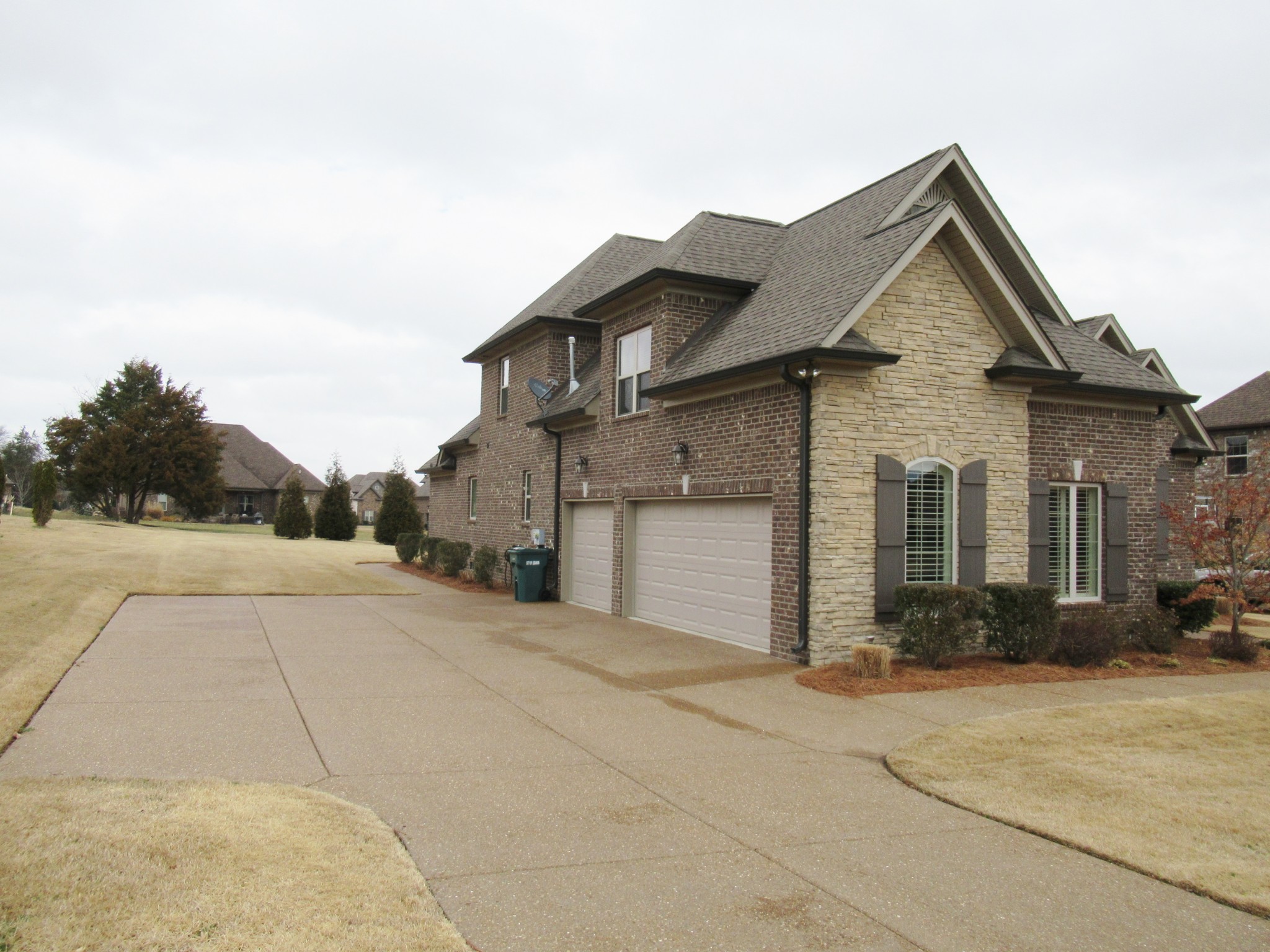 445 Huntington Drive Lebanon, TN 37087 - Photo 3 of 50 a front view of a house with a garden