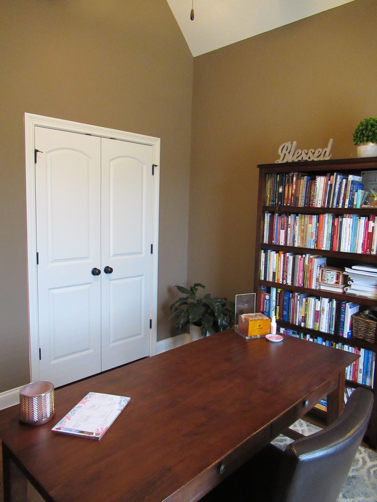 445 Huntington Drive Lebanon, TN 37087 - Photo 31 of 50 a room with a bookshelf