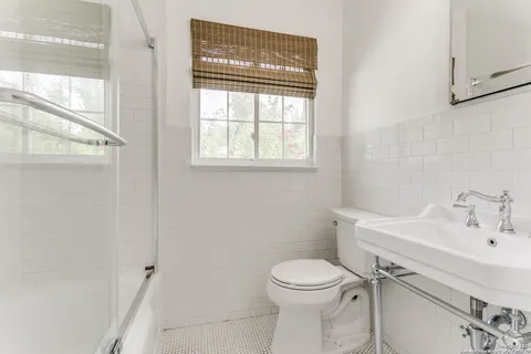 $370,000 | 216 Lyman Drive, Terrell Hills, TX 78209