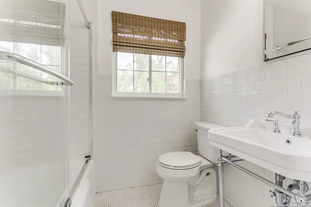 $370,000 | 216 Lyman Drive, Terrell Hills, TX 78209