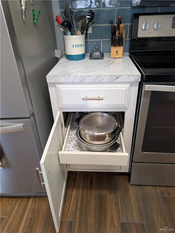 2104 Mockingbird Street Palmview, TX 78572 - Photo 14 of 23 a utility room with washer and dryer
