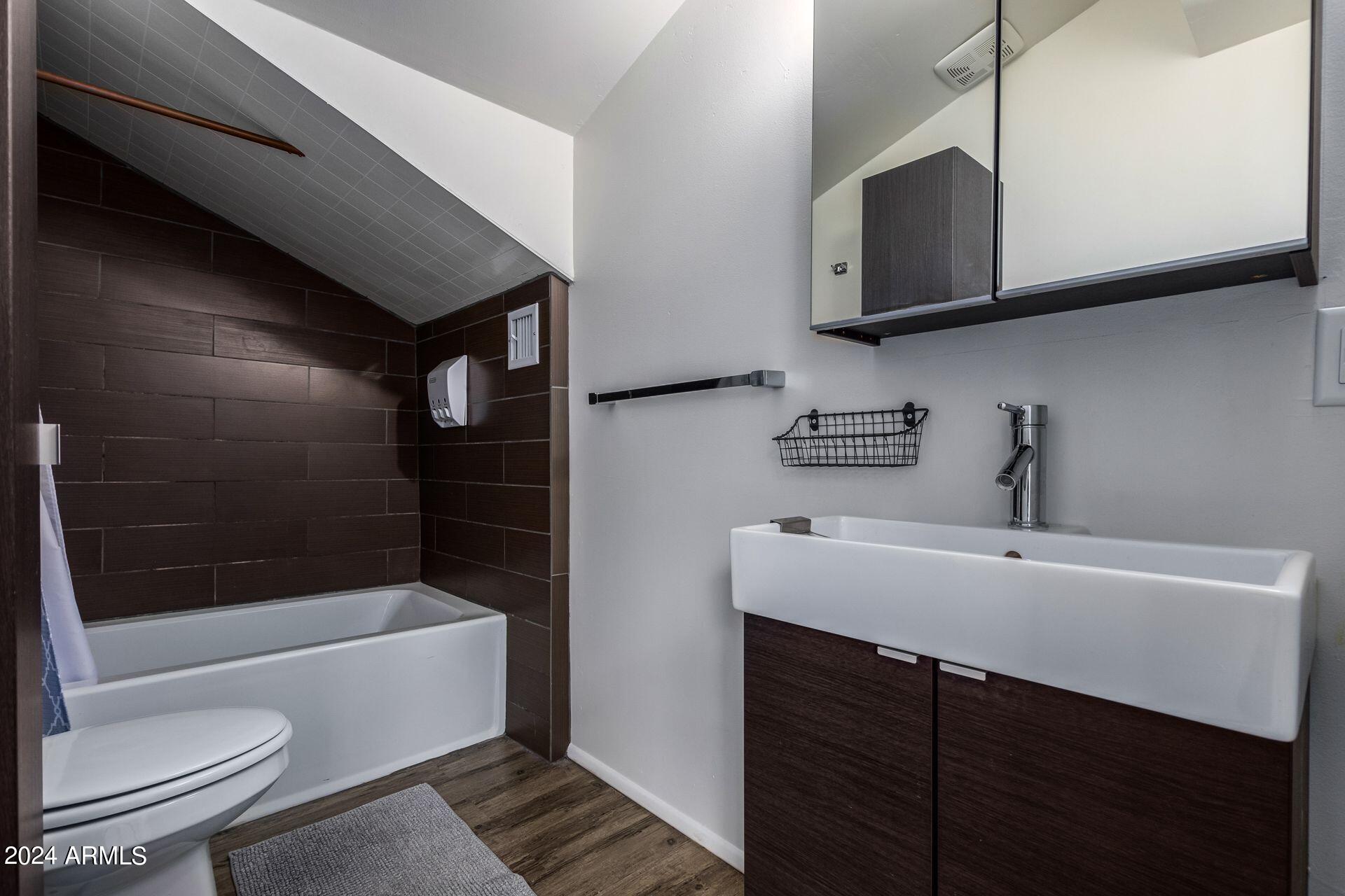 1030 East Polk Street Phoenix, AZ 85006 - Photo 17 of 33 a bathroom with a sink a toilet and bathtub