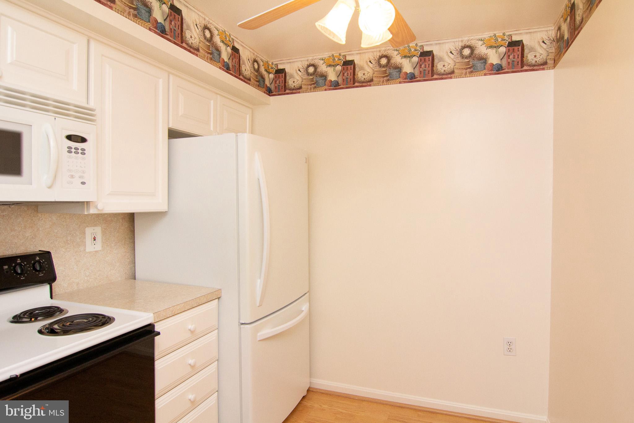 425 Pleasanton Road, Unit C14 Westminster, MD 21157 - Photo 12 of 28 Kitchen stove and refrigerator are newer