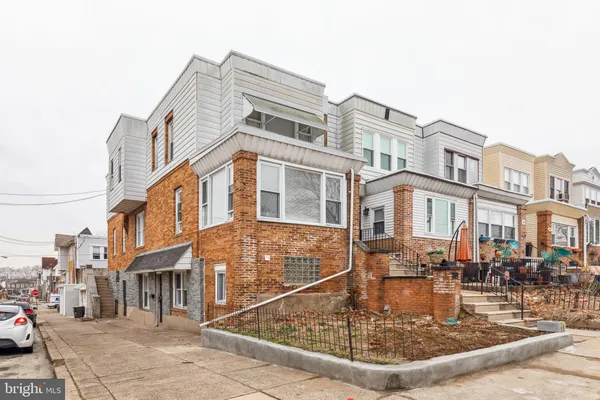 a view of a water fountain in front of a building