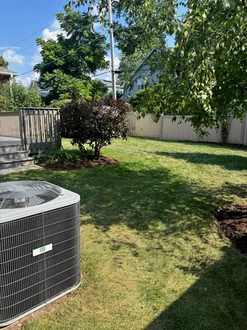 a view of a backyard