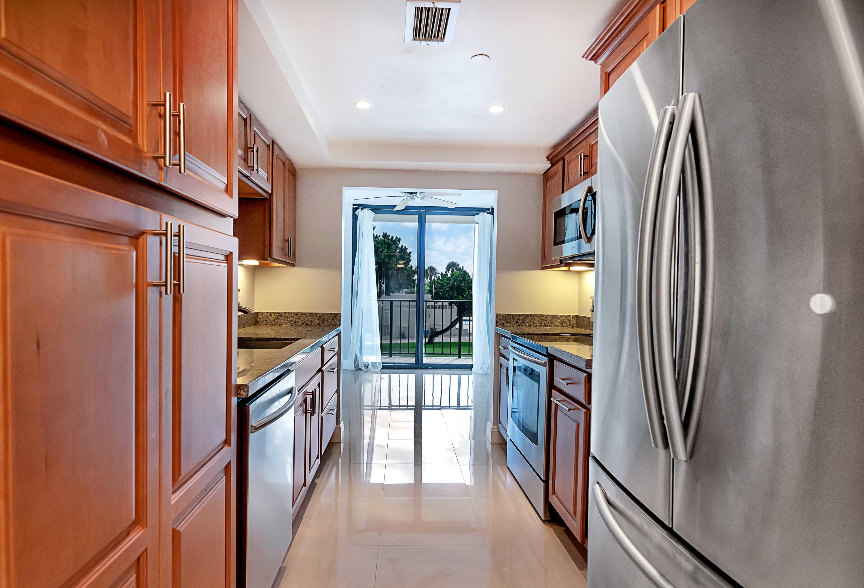859 Jeffery Street, Unit 214 Boca Raton, FL 33487 - Photo 4 of 35 DSC_0828