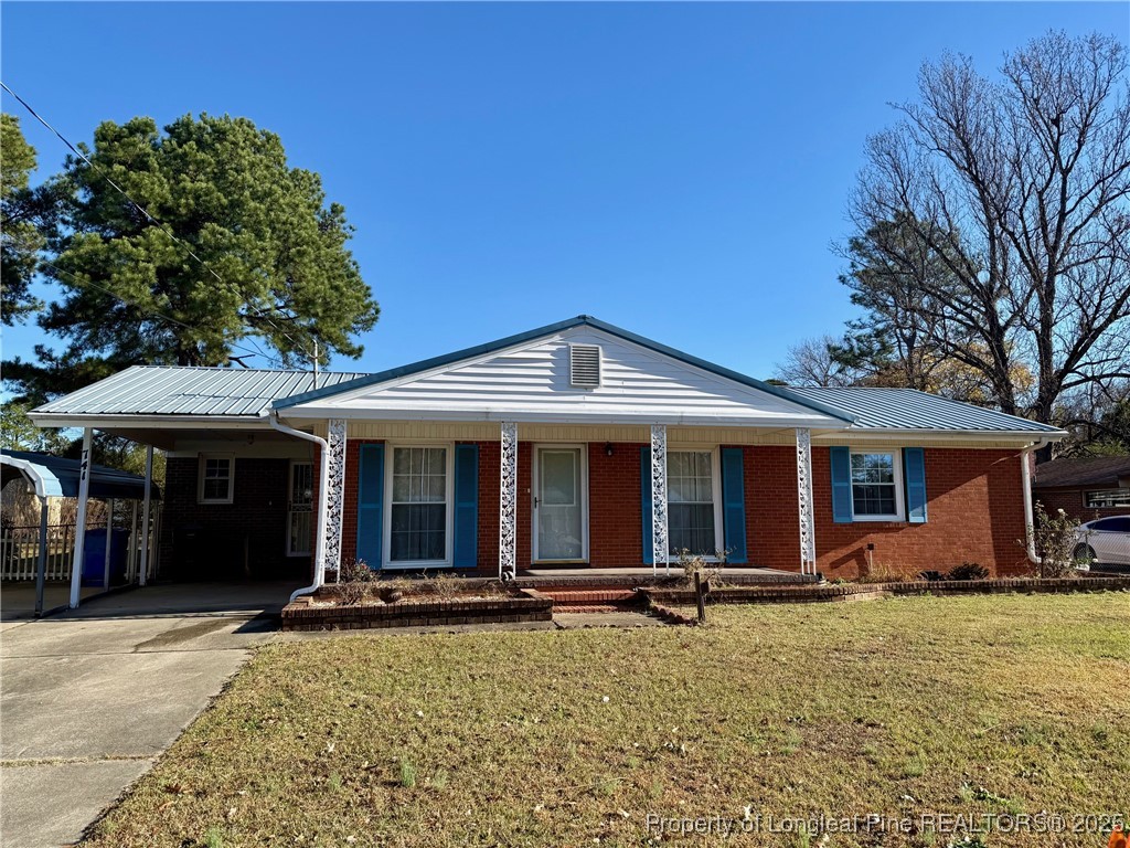 a view of a house with backyard and porch